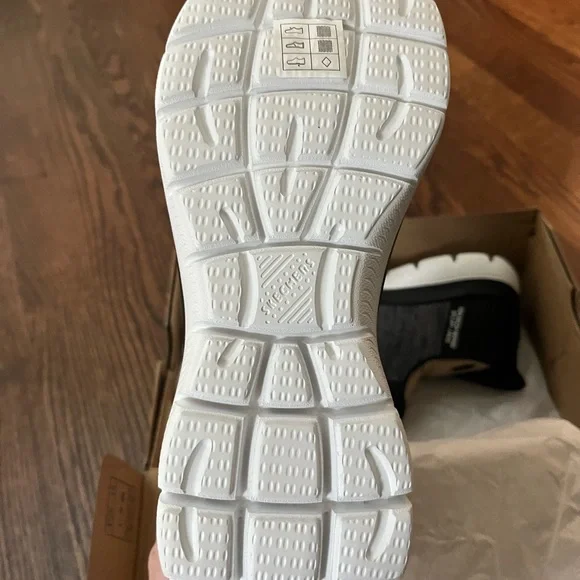 NWT Skechers Black/White/Charcoal Athletic Shoes - Picture 4 of 6